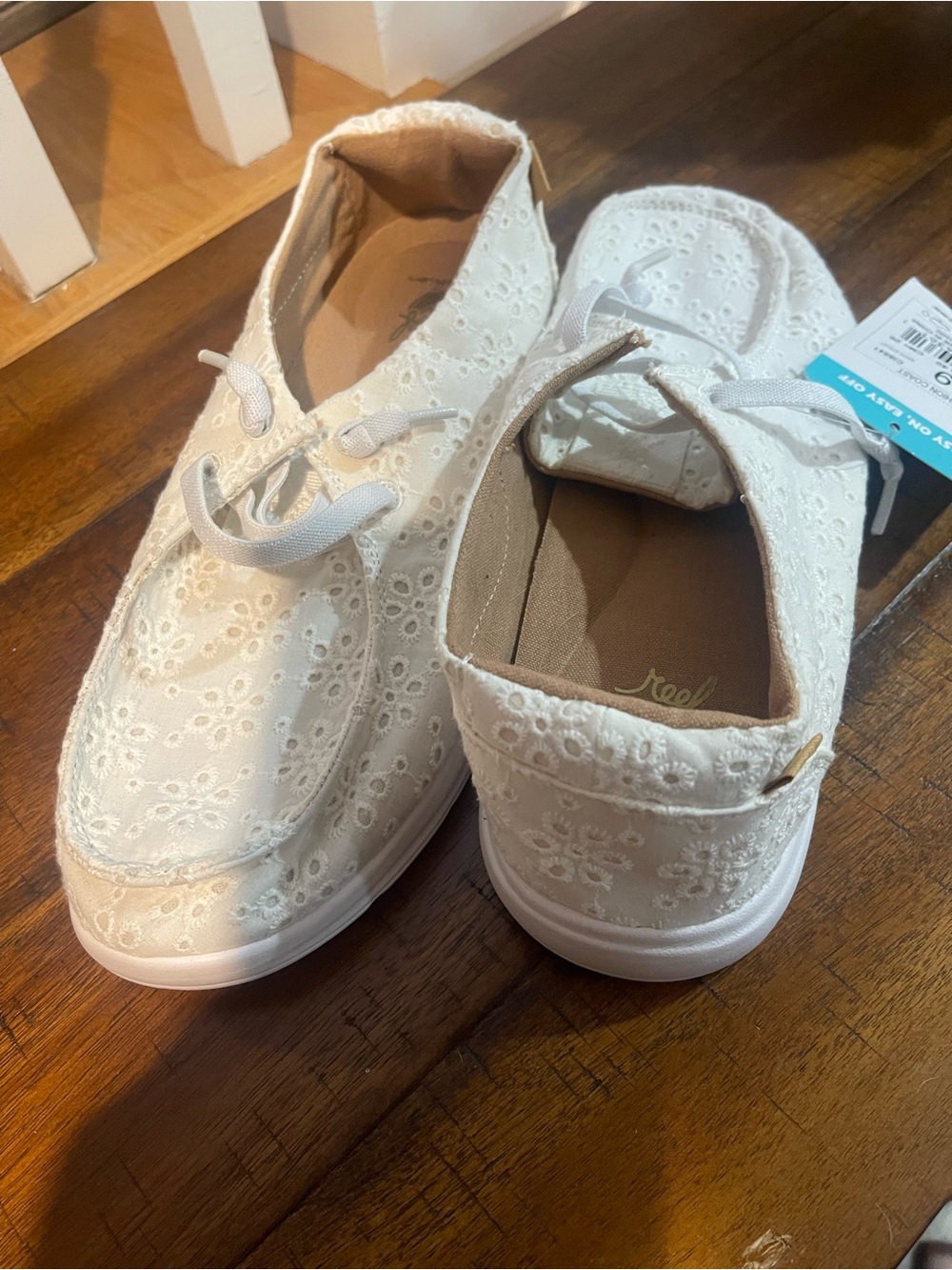 Reef Women's White Eyelet Lace-Up Flats - Picture 3 of 5